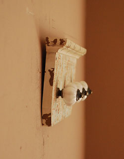 インテリア雑貨　アンティーク風ウォールフック×陶器（レッド・３フック）。スッキリとして場所を取らないので、玄関などの狭い空間にも気軽に付けることができます。(n-219)