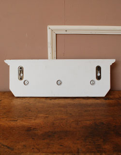 インテリア雑貨　アンティーク風ウォールフック×陶器（レッド・３フック）。裏面にはビスを引っ掛けて使えるように金具が付いています。(n-219)