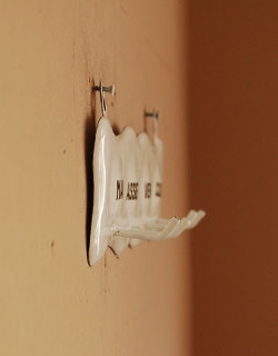 フック・フックボード　住宅用パーツ　アンティーク風のホーロー製タオルホルダー。壁のオシャレを楽しみましょう空いている壁に取り付けるだけでなんだかワクワクしちゃう可愛らしさ。(n-243)