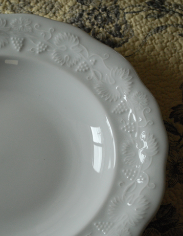 お皿（プレート）　インテリア雑貨　フォイユ・ドゥ・ヴィーニュ　ディーププレート。白いお皿なので、何を盛り付けても、とっても上品になります。(n1-003)