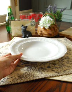 お皿（プレート）　インテリア雑貨　フォイユ・ドゥ・ヴィーニュ　ディーププレート。スープやラタトゥユなどを盛り付ければ、レストランのディナーのように。(n1-003)