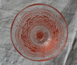 ダイニング雑貨　インテリア雑貨　ワイングラス（VINTAGEピンク）。上から見てもキレイなので、おもてなしにも使えます。(n2-010)