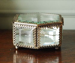 アクセサリー収納　インテリア雑貨　格子 ガラスケース（六角形・ゴールド）。洗面所やドレッサー、ガラスキャビネットに飾ってみてくださいね。(n14-014)