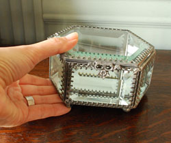 アクセサリー収納　インテリア雑貨　格子 ガラスケース（六角形・ブラック）。全面がガラスの美しいケースです。(n14-008)