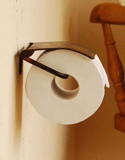 洗面・トイレ　住宅用パーツ　真鍮のアンティーク仕上げ　トイレットペーパーホルダー（ブラウン・ビス付き）。横から見るとこんな感じです。(sa-207)