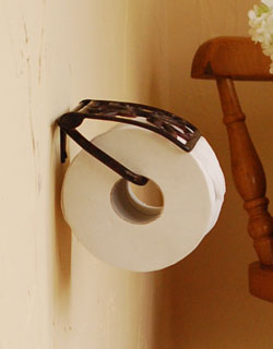 洗面・トイレ　住宅用パーツ　アンティーク仕上げの真鍮トイレットペーパーホルダー（ブラウン・ビス付き）。横から見るとこんな感じです。(sa-212)