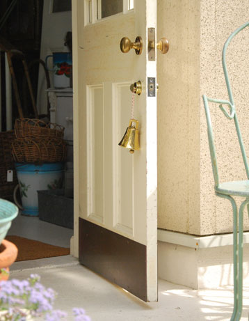 玄関雑貨　インテリア雑貨　カウベル（L）。このように紐を通してドアに掛けるとカランカランを可愛い音がします。(n15-016)