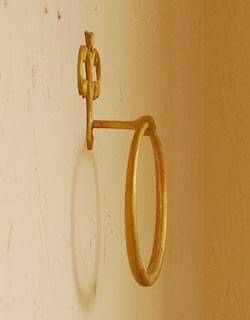 洗面・トイレ　住宅用パーツ　真鍮のタオルリング（ゴールド・ビス付き）タオルハンガー。薄いので場所をとりません。(sa-409)