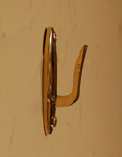 フック・フックボード　住宅用パーツ　房掛け（ゴールド・ビス付き）。タッセルやリボンなど太めの紐でも使えそうなフックです。(n-563)