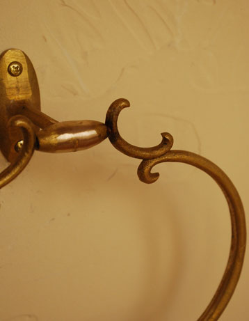 洗面・トイレ　住宅用パーツ　真鍮製の素敵なタオルリング（ゴールド・ビス付き）。綺麗なゴールド色。(sa-411)