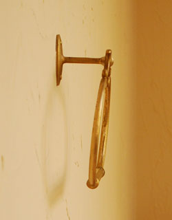 洗面・トイレ　住宅用パーツ　真鍮製の素敵なタオルリング（ゴールド・ビス付き）。横から見るとこんな感じです。(sa-411)