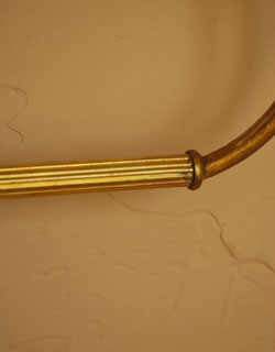 洗面・トイレ　住宅用パーツ　真鍮製の素敵なタオルリング（ゴールド・ビス付き）。細かい装飾にもこだわったデザインです。(sa-411)