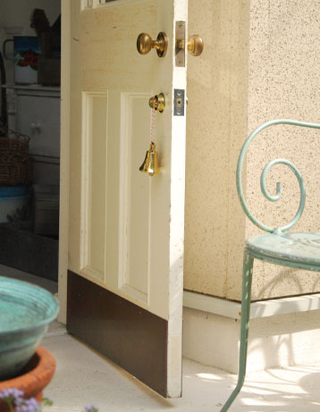 玄関雑貨　インテリア雑貨　カウベル（M）。このように紐を通してドアに掛けるとカランカランを可愛い音がします。(n15-015)