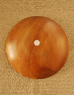ダイニング雑貨　インテリア雑貨　木製プレート（ラウンド・M）。裏面には平な部分があります。(n1-130)