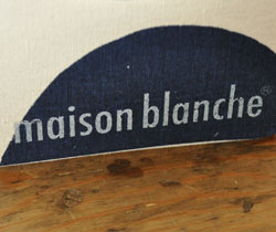 リビング雑貨　インテリア雑貨　ストレージボックス　モワ（ネイビー）。「maison blanche」とメーカーのロゴが入っています。(n5-070)