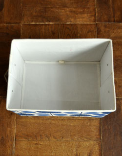 収納ボックス　インテリア雑貨　ストレージボックス　フルール（ブルー）。内側は真っ白になっています。(n5-045)