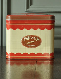 キッチン雑貨　インテリア雑貨　フレンチポップなビスケット缶（Belle a cro）。横からみるとこんな感じです。(n5-075)