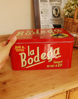 キッチン雑貨　インテリア雑貨　ビスケット缶（Bodoga）。ゴールドの文字はインパクトがあってポップな可愛さです。(n5-078)