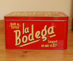 キッチン雑貨　インテリア雑貨　ビスケット缶（Bodoga）。前から見るとこんな感じです。(n5-078)