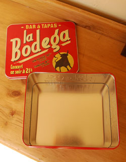 キッチン雑貨　インテリア雑貨　ビスケット缶（Bodoga）。フタを開けるとこんな感じです。(n5-078)