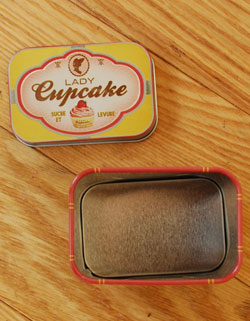 キッチン雑貨　インテリア雑貨　フレンチポップなストレージ缶 （lady cupcak）。蓋のデザインも可愛い！。(n5-017)
