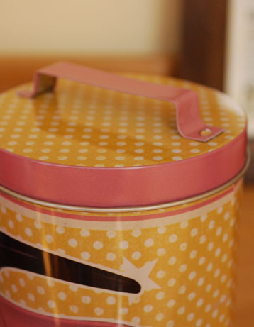 キッチン雑貨　インテリア雑貨　フレンチポップなラウンド缶セット。取っ手も付いていて便利です。(n5-032)