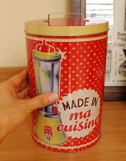 キッチン雑貨　インテリア雑貨　フレンチポップなラウンド缶セット。キッチンカウンターに並べたら、お家カフェの完成です！。(n5-032)
