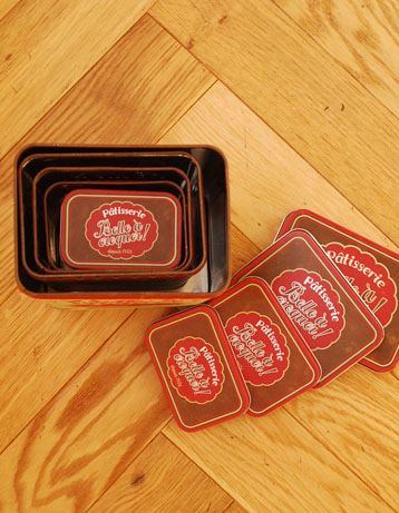 インテリア雑貨 フレンチポップなスクエア缶セット（bolle a croquer）。キッチンや、棚に並べたくなりますね！ポップ＆レトロで可愛いストレージ缶です。(n5-031)