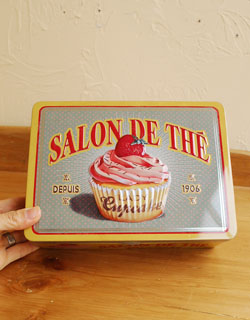 キッチン雑貨　インテリア雑貨　フレンチポップなティーストレージ缶（Lady Cupcake）。フタは、かわいいカップケーキ！いつも見えるところに置いておきたいかわいさです。(n5-016)