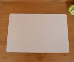 ダイニング雑貨　インテリア雑貨　フレンチポップなランチョンマット４枚セット。裏面は白色になっています。(n3-004)