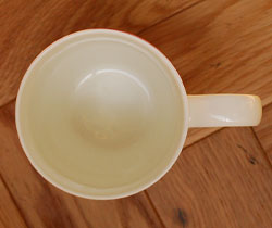 ダイニング雑貨　インテリア雑貨　フレンチポップなマグカップ（cafe do paris）。内側は、コーヒーもスープも何でも美味しそうに見える白です。(n1-017)