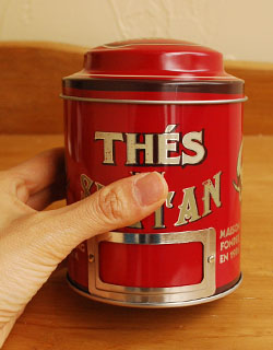 キッチン雑貨　インテリア雑貨　TEAストレージ缶 （The du Sultan)。引き出しや、棚に収納しやすい大きさです。(n5-083)