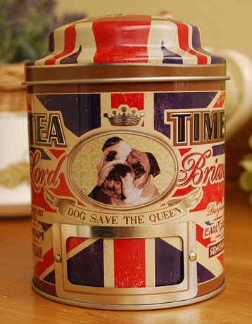 キッチン雑貨　インテリア雑貨　TEAストレージ缶 （lord bri）。イギリスの国家とされる「God Save the Queen」を可愛くアレンジデザインした国旗と犬。(n5-086)