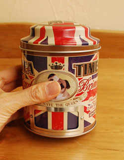 キッチン雑貨　インテリア雑貨　TEAストレージ缶 （lord bri）。引き出しや、棚に収納しやすい大きさです。(n5-086)