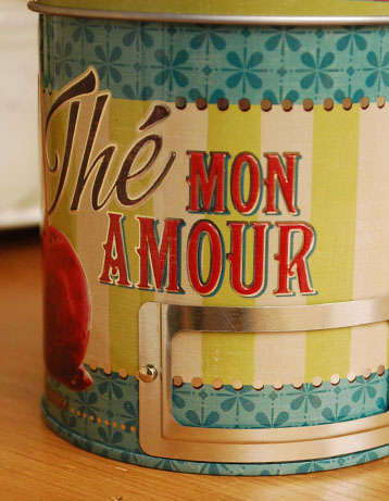 キッチン雑貨　インテリア雑貨　フレンチポップなTEAストレージ缶 。mon amour(私の愛)と書かれています。(n5-062)
