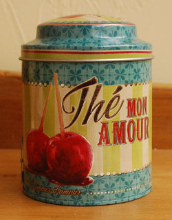 キッチン雑貨　インテリア雑貨　フレンチポップなTEAストレージ缶 。ポップに描かれたフルーツも可愛い！。(n5-062)