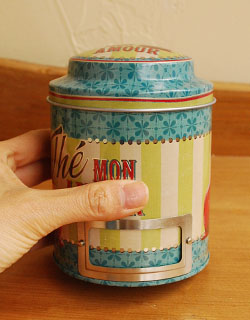 キッチン雑貨　インテリア雑貨　フレンチポップなTEAストレージ缶 。引き出しや、棚に収納しやすい大きさです。(n5-062)