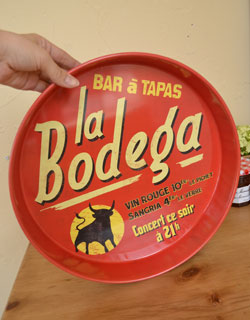 キッチン雑貨　インテリア雑貨　フレンチポップなラウンドトレー（Bodega）。いつも見えるところに置いておきたいかわいさです。(n5-021)
