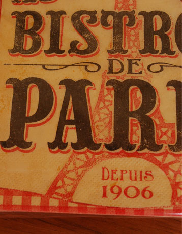 ダイニング雑貨　インテリア雑貨　フレンチポップなペーパーナプキン（Bistrot de Paris）。お皿に添えるだけで、いつもより特別なおやつの時間になりそうです。(n3-018)
