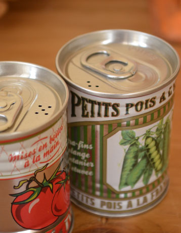 キッチン雑貨　インテリア雑貨　フレンチポップなソルト＆ペッパー缶。キッチンのニッチや、棚など出しっぱなしに出来るポップで可愛いソルト＆ペッパー缶です。(n4-033)