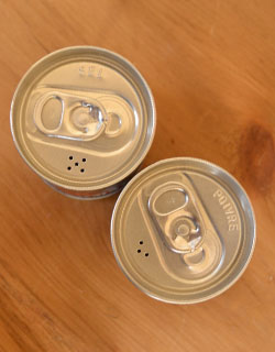 キッチン雑貨　インテリア雑貨　フレンチポップなソルト＆ペッパー缶。塩コショウもたっぷり入るサイズです。(n4-033)