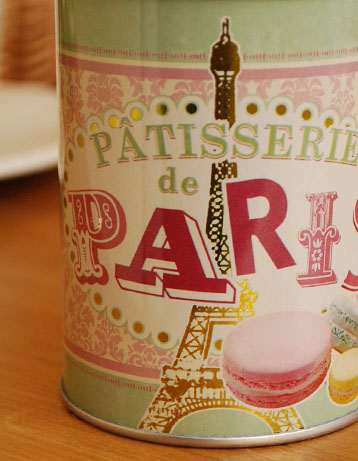 キッチン雑貨　インテリア雑貨　フレンチポップなパウダー缶（Ptisserie de Paris)。キッチンのニッチや、棚など出しっぱなしに出来るポップで可愛いペッパー缶です。(n4-031)