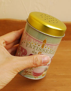 キッチン雑貨　インテリア雑貨　フレンチポップなパウダー缶（Ptisserie de Paris)。ベビーピンクやベビーブルーのパステルカラーがキッチンを明るくしてくれます！。(n4-031)