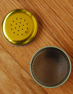 キッチン雑貨　インテリア雑貨　フレンチポップなパウダー缶（Ptisserie de Paris)。塩コショウもたっぷり入るサイズです。(n4-031)