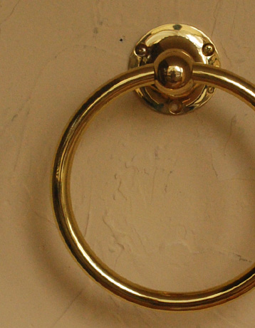 洗面・トイレ　住宅用パーツ　真鍮のタオルリング（ゴールド・ビス付き）タオルハンガー。綺麗なゴールド色。(n-808)