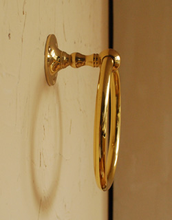 洗面・トイレ　住宅用パーツ　真鍮のタオルリング（ゴールド・ビス付き）タオルハンガー。真ん丸なリング。(n-808)