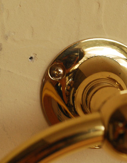 洗面・トイレ　住宅用パーツ　真鍮のタオルリング（ゴールド・ビス付き）タオルハンガー。壁にビスで固定してお使いください。(n-808)