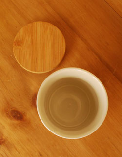 キャニスター　インテリア雑貨　北欧インテリアのキッチン雑貨・陶器製キャニスター（チューリップ）。フタを外して、上からみるとこんな感じです。(n5-066)