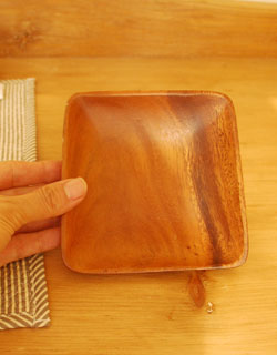 ダイニング雑貨　インテリア雑貨　木製プレート（スクエア）。マグカップやココットと一緒にブレットも盛り付けできる便利な大きさです。(n1-127)