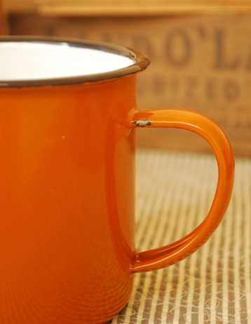 マグ・カップ＆ソーサー　インテリア雑貨　北欧カントリー雑貨のホウロウ製のマグカップ。軽くて使いやすいマグカップ。(n1-063)